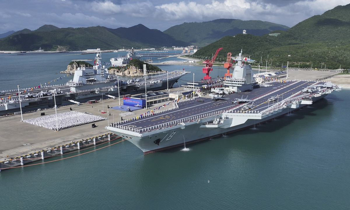 La ceremonia de puesta en servicio y presentación de la bandera del Fujian , el primer portaaviones chino equipado con catapultas electromagnéticas, se celebró en un puerto naval de la ciudad de Sanya, provincia de Hainan, en el sur de China, el 5 de noviembre de 2025. Foto: Xinhua La ceremonia de puesta en servicio y presentación de la bandera del Fujian , el primer portaaviones chino equipado con catapultas electromagnéticas, se celebró en un puerto naval de la ciudad de Sanya, provincia de Hainan, en el sur de China, el 5 de noviembre de 2025. Foto: Xinhua