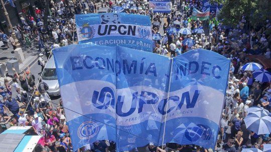 Diversas agrupaciones sindicales y sociales desarrollan una movilización multitudinaria en Plaza de Mayo en rechazo al proyecto de ley de reforma laboral impulsado por el gobierno nacional. Diversas agrupaciones sindicales y sociales desarrollan una movilización multitudinaria en Plaza de Mayo en rechazo al proyecto de ley de reforma laboral impulsado por el gobierno nacional.