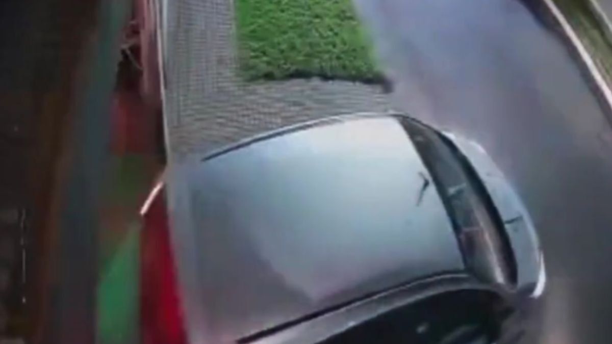 Los ladrones usaron un auto robado para destrozar el portón e ingresar a la vivienda.