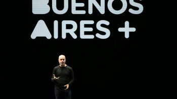 Horacio Rodriguez Larreta, jefe de la Ciudad Buenos Aires, imitando las presentaciones de Steve Jobs Horacio Rodriguez Larreta, jefe de la Ciudad Buenos Aires, imitando las presentaciones de Steve Jobs