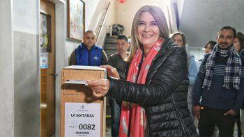La vicegobernadora bonaerense, Verónica Magario, al emitir este domingo su voto en una escuela de La Matanza. La vicegobernadora bonaerense, Verónica Magario, al emitir este domingo su voto en una escuela de La Matanza.