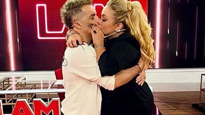 El apasionado beso entre María Eugenia Ritó y Ángel de Brito