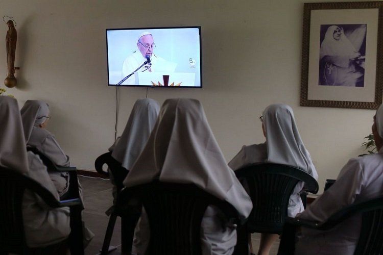 Monjas escuchando el discurso del Papa Francisco. Foto: AFP