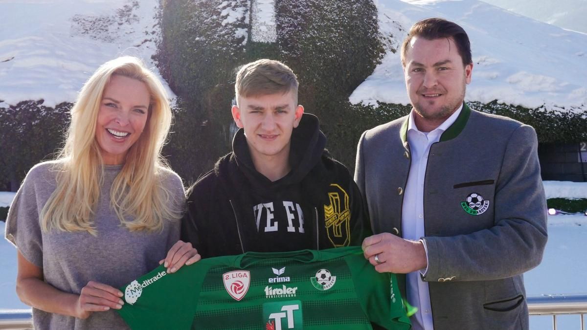 Diana Langes-Swarovski, hermana del director de la empresa, Markus Langes-Swarovski, es presidenta del club WSG Wattens, de la 2da. División de la liga austríaca. Aquí con un jugador que trajeron del Hertha BSC, Sinan Kurt. Diana Langes-Swarovski, hermana del director de la empresa, Markus Langes-Swarovski, es presidenta del club WSG Wattens, de la 2da. División de la liga austríaca. Aquí con un jugador que trajeron del Hertha BSC, Sinan Kurt.