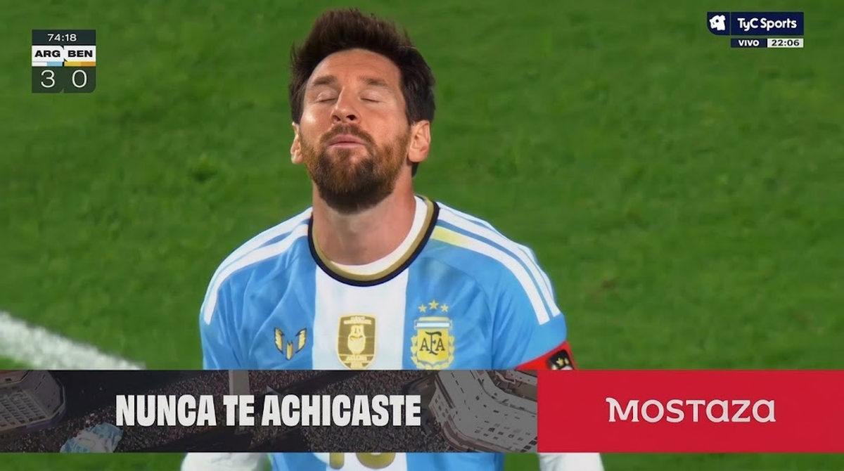 Messi desperdici&oacute; una chance clar&iacute;sima ante Ben&iacute;n y descarg&oacute; su bronca ante las c&aacute;maras que captaron su "&iexcl;qu&eacute; pelotudo!", un momento espont&aacute;neo que conquist&oacute; las redes. Foto: Telefe