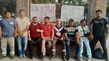 Trabajadores, encadenados, en una fábrica del ingenio Ledesma
