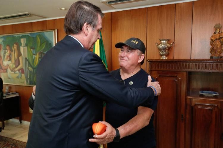 Jair Bolsonaro y el músico Amado Batista.