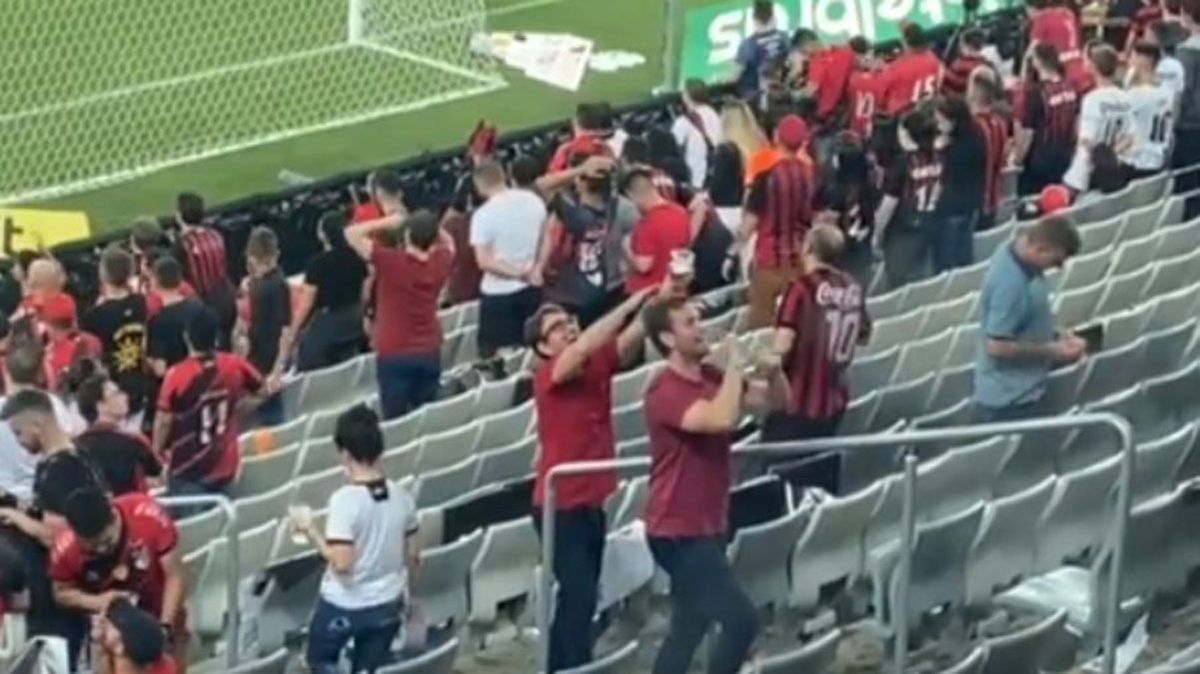 Los hinchas de Athletico Paranaense realizaron gestos racistas a sus pares de Atlético Mineiro que asistieron al partido final de la Copa de Brasil.