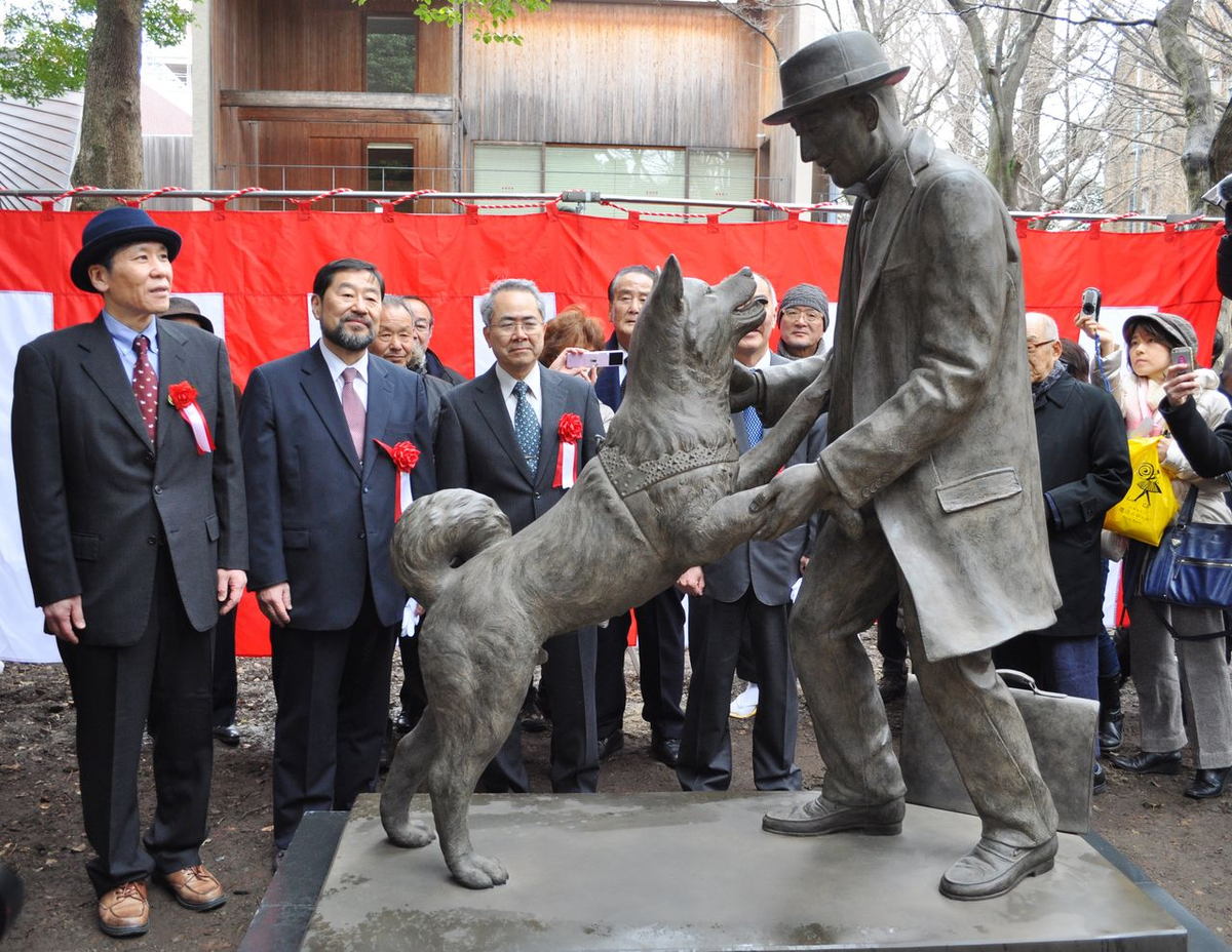 Ueno y Hachiko se reencontraron finalmente en 1935 tras el fallecimiento del can. Y la estatua que se erigió en la Universidad de Tokio 80 años después ilustra ese abrazo adeudado. Ueno y Hachiko se reencontraron finalmente en 1935 tras el fallecimiento del can. Y la estatua que se erigió en la Universidad de Tokio 80 años después ilustra ese abrazo adeudado.