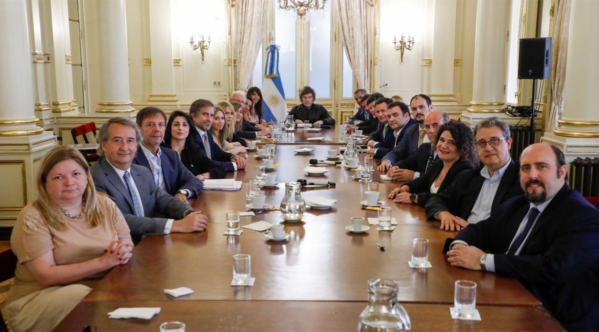 Martín Menem junto a Javier Milei, en el que fue el bloque inicial de diputados de La Libertad Avanza. Mucho cambió.