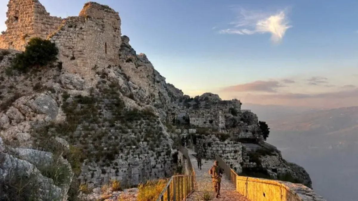 "Con vistas al valle del Litani, el castillo de Beaufort ha tenido importancia estratégica desde su construcción por los cruzados hace unos 900 años. Israel ya lo conquistó hace 44 años en lo que se conoce en Israel como la Primera Guerra de Líbano, ocupándolo en 1982 antes de retirarse en 2000", expuso la BBC. "Con vistas al valle del Litani, el castillo de Beaufort ha tenido importancia estratégica desde su construcción por los cruzados hace unos 900 años. Israel ya lo conquistó hace 44 años en lo que se conoce en Israel como la Primera Guerra de Líbano, ocupándolo en 1982 antes de retirarse en 2000", expuso la BBC.