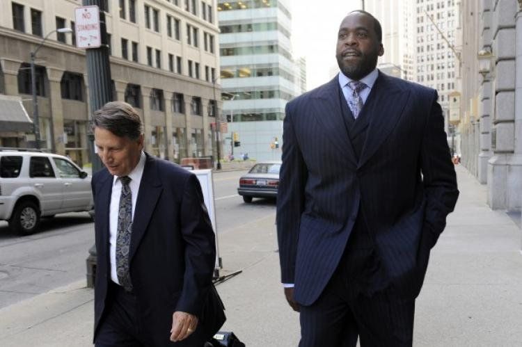 Septiembre de 2012: el ex alcalde de Detroit, Kwame Kilpatrick (der.), hacia el juzgado federal donde lo juzgarían por corrupción. Hoy está preso: un símbolo de lo que ocurre con la ciudad.