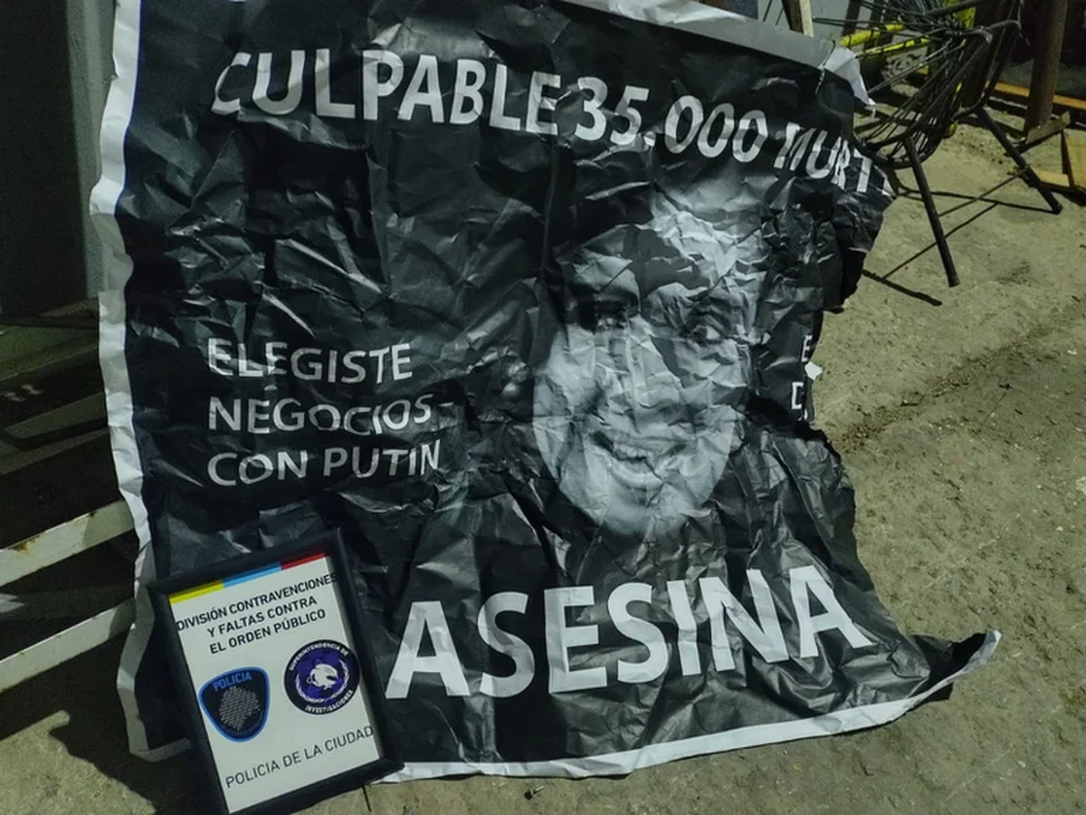 Uno de los afiches contra Cristina Kirchner secuestrados en la casa del sospechoso (Foto: NA)