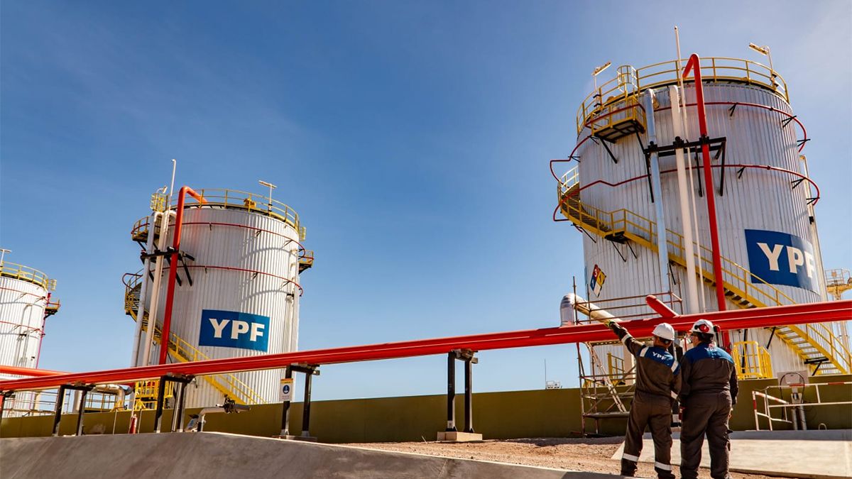 YPF anunció que La Angostura Sur se consolidó como uno de los cinco bloques más productivos de Vaca Muerta luego de que elevara su producción de barriles. YPF anunció que La Angostura Sur se consolidó como uno de los cinco bloques más productivos de Vaca Muerta luego de que elevara su producción de barriles.