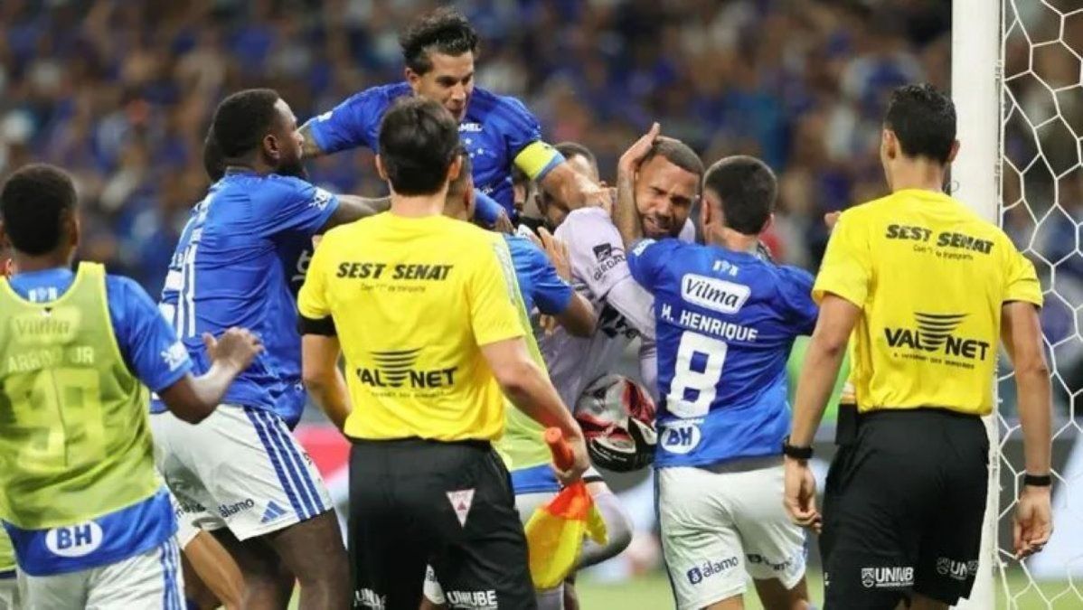 Cruzeiro y Atlético Mineiro protagonizaron un escándalo que terminó con 23 expulsiones.&nbsp;