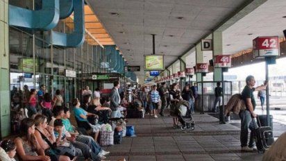 Suspenden vuelos de cabotaje, trenes y micros de larga distancia durante el fin de semana largo