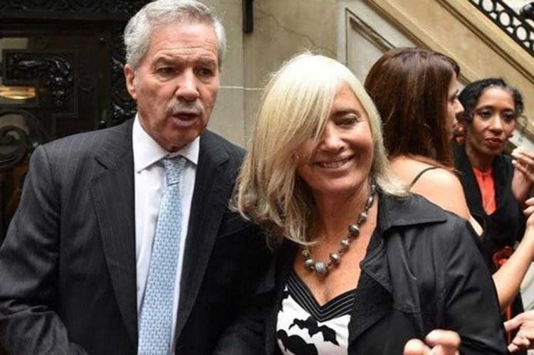 El canciller Solá con Vázquez, en una imagen de la asunción en marzo de la ahora renunciante. Foto: Facebook.com/PartidoVerdeArg.