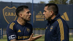 Juan Román Riquelme y Leandro Paredes tuvieron un entredicho en Boca. FOTO: IMAGEN GENERADA CON CHATGPT