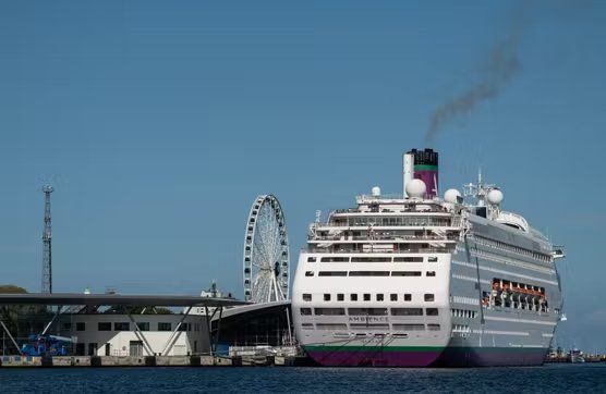 Un crucero operado por la compañía británica Ambassador Cruise Line está atracado en el puerto de ferris de Warnemünde en Rostock, al noreste de Alemania, el 4 de septiembre de 2025, Un crucero operado por la compañía británica Ambassador Cruise Line está atracado en el puerto de ferris de Warnemünde en Rostock, al noreste de Alemania, el 4 de septiembre de 2025,