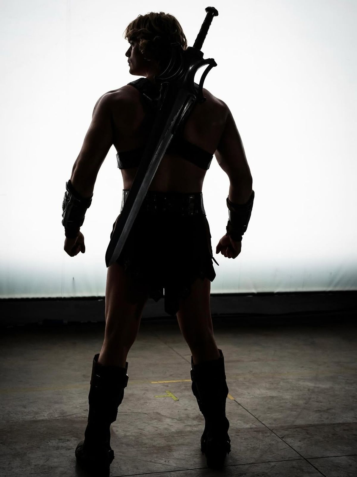 Nicholas Galitzine es el nuevo He-Man, con un traje fiel al original pero más moderno. La historia lo muestra exiliado en la Tierra, redescubriendo su poder para enfrentar a Skeletor. Nicholas Galitzine es el nuevo He-Man, con un traje fiel al original pero más moderno. La historia lo muestra exiliado en la Tierra, redescubriendo su poder para enfrentar a Skeletor.