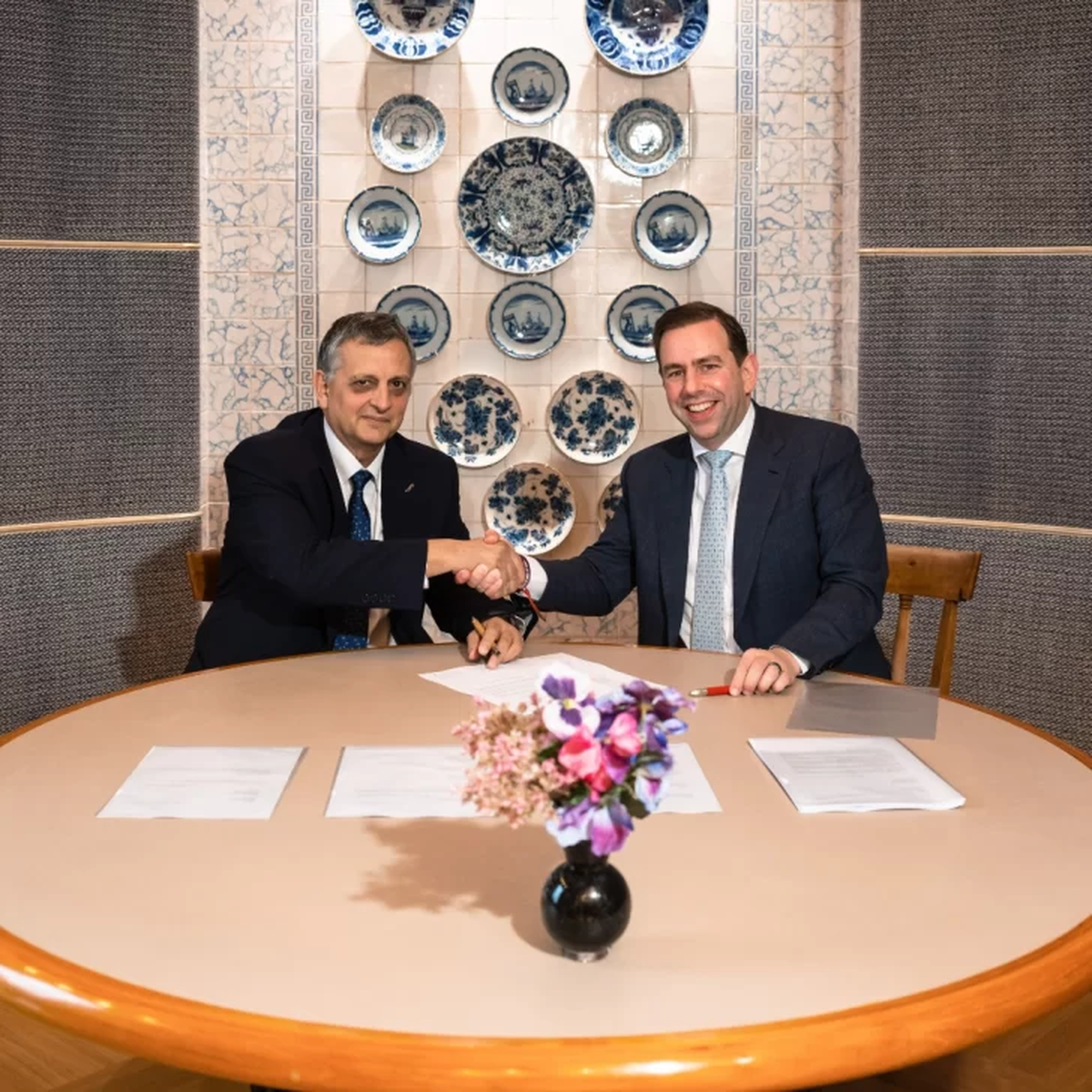 Shell es uno de los productores globales de GNL más relevantes a nivel global y el mayor comercializado, con más de 70 millones de toneladas métricas despachadas en 2024, y preveía participar en la ingeniería del proyecto y adquirir más de 20% de la producción, como reemplazo de la gigante malaya Petronas, tras confirmarse su salida en 2024. Pero las negociaciones finalmente no avanzaron y este jueves informó la decisión de retirarse del proyecto. Foto: Horacio Marín (YPF) y el vicepresidente Ejecutivo de GNL de Shell, Cederic Cremers. Shell es uno de los productores globales de GNL más relevantes a nivel global y el mayor comercializado, con más de 70 millones de toneladas métricas despachadas en 2024, y preveía participar en la ingeniería del proyecto y adquirir más de 20% de la producción, como reemplazo de la gigante malaya Petronas, tras confirmarse su salida en 2024. Pero las negociaciones finalmente no avanzaron y este jueves informó la decisión de retirarse del proyecto. Foto: Horacio Marín (YPF) y el vicepresidente Ejecutivo de GNL de Shell, Cederic Cremers.