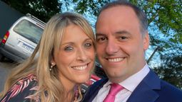 Dicen que el escándalo que golpea a Manuel Adorni fue tan certero que trajo crisis a su matrimonio con Bettina Angeletti. Sin embargo Carnaval aseguró lo peor. Foto: Instagram Dicen que el escándalo que golpea a Manuel Adorni fue tan certero que trajo crisis a su matrimonio con Bettina Angeletti. Sin embargo Carnaval aseguró lo peor. Foto: Instagram
