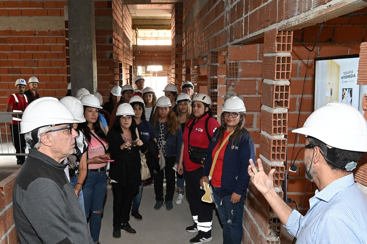 Julio Zamora en las obras del futuro Hospital de Alta Complejidad de Tigre para Adultos, con vecinos de barrios del municipio. Julio Zamora en las obras del futuro Hospital de Alta Complejidad de Tigre para Adultos, con vecinos de barrios del municipio.