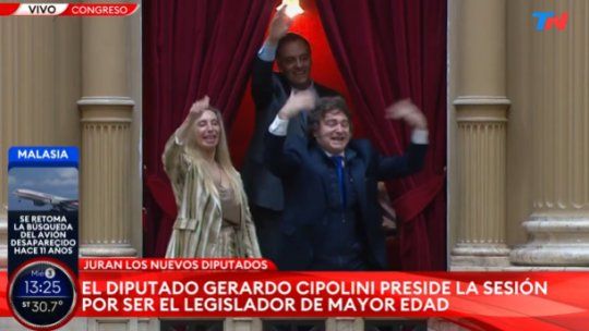 Javier Milei, Karina Milei y Manuel Adorni, cantando en el palco del Congreso. Javier Milei, Karina Milei y Manuel Adorni, cantando en el palco del Congreso.