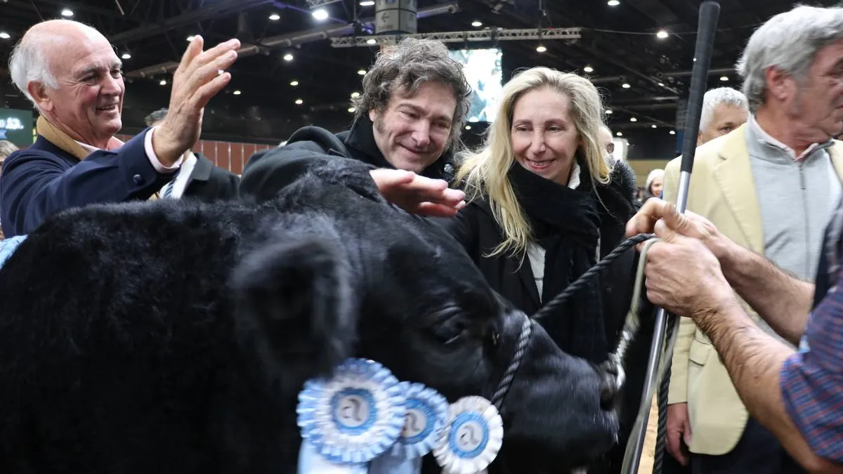Javier Milei quiere evitar el malhumor del campo, y Santiago Caputo le habría sugerido la posibilidad de compensarlo con el gesto político de cederle el predio de Palermo. Javier Milei quiere evitar el malhumor del campo, y Santiago Caputo le habría sugerido la posibilidad de compensarlo con el gesto político de cederle el predio de Palermo.