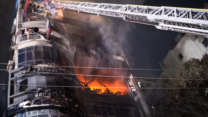 Masivo incendio en Bangladesh devoró edificio y dejó 43 muertos