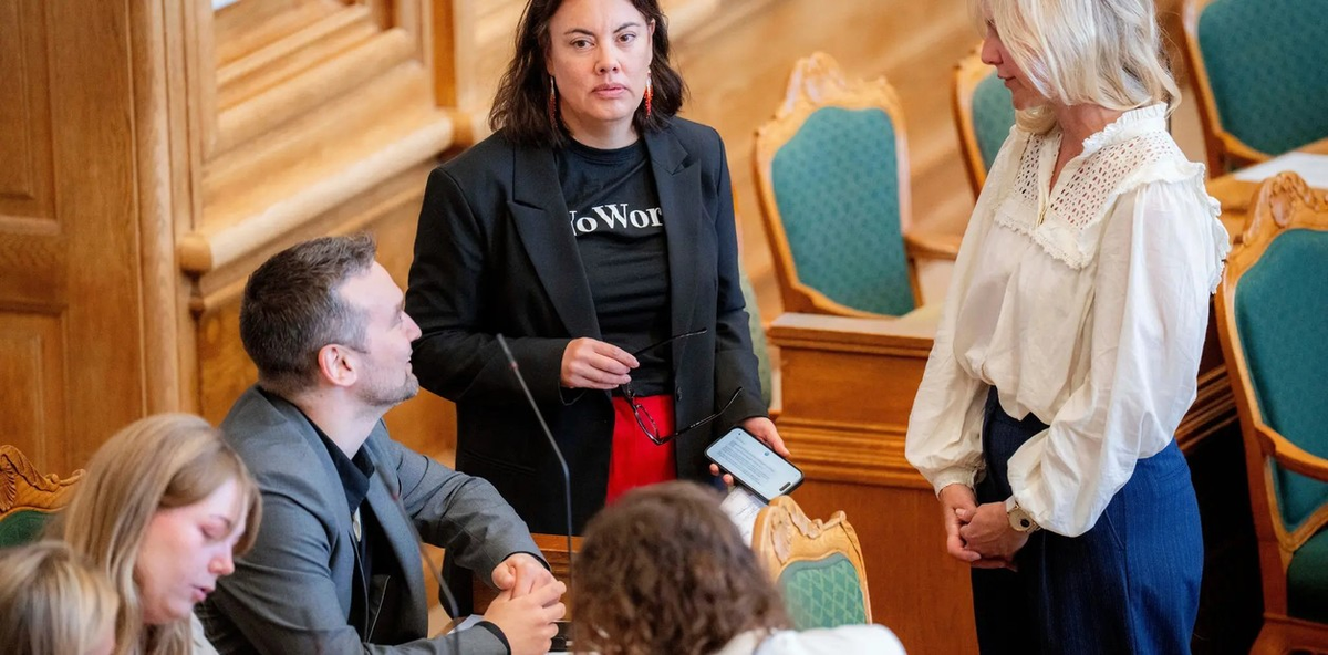Naaja H. Nathanielsen, de Groenlandia, durante una sesión en el Salón del Folketing en Christiansborg, Copenhague, el jueves 27 de agosto de 2026. La sesión incluye una votación sobre la indemnización en el llamado «caso de la espiral». (Ida Marie Odgaard/Ritzau Scanpix vía AP) Naaja H. Nathanielsen, de Groenlandia, durante una sesión en el Salón del Folketing en Christiansborg, Copenhague, el jueves 27 de agosto de 2026. La sesión incluye una votación sobre la indemnización en el llamado «caso de la espiral». (Ida Marie Odgaard/Ritzau Scanpix vía AP) 