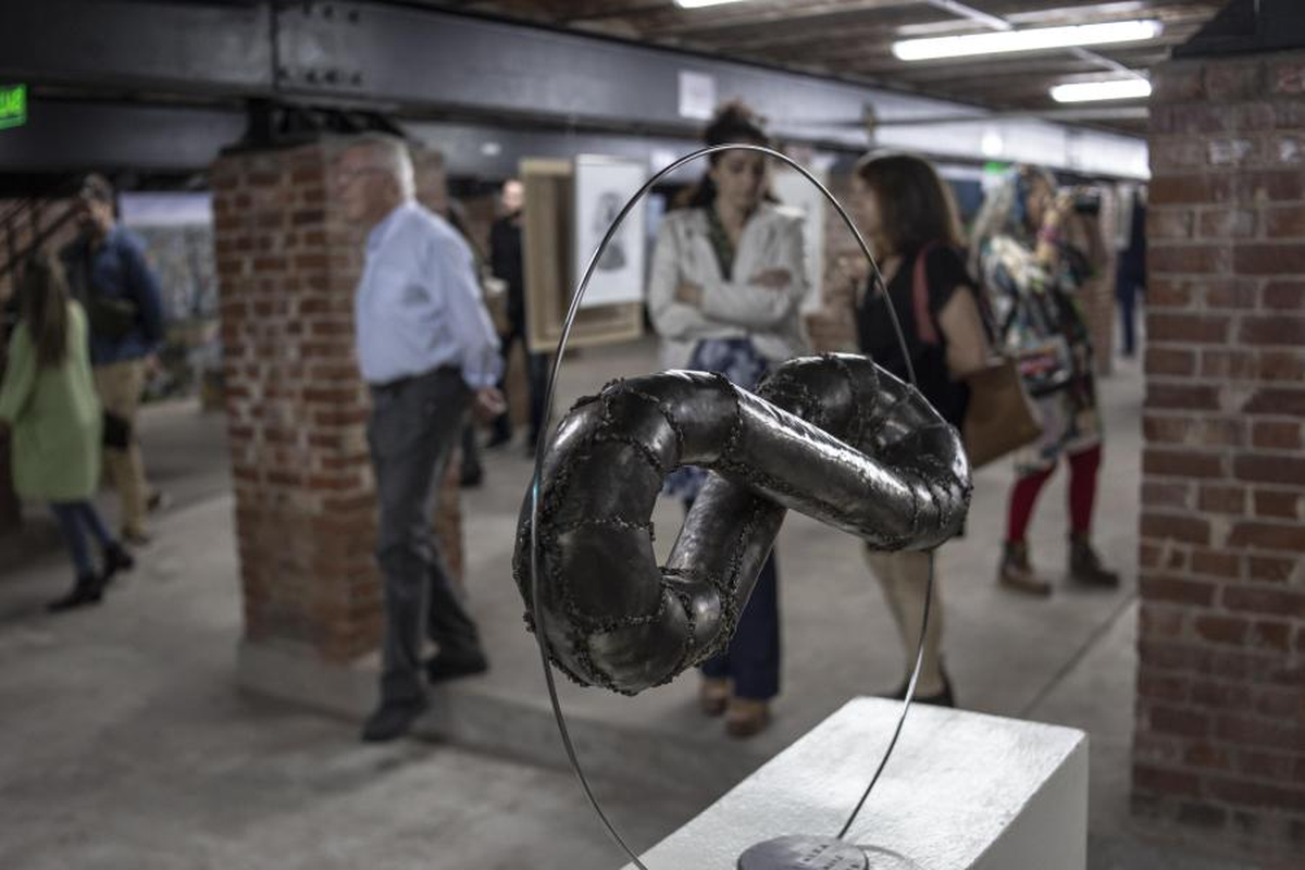  Se trata de una muestra y mercado de obras de arte destinados a la difusión de la producción de arte local. Se trata de una muestra y mercado de obras de arte destinados a la difusión de la producción de arte local.