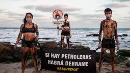 La foto que integró la protesta anti off shore petrolera en Mar del PLata