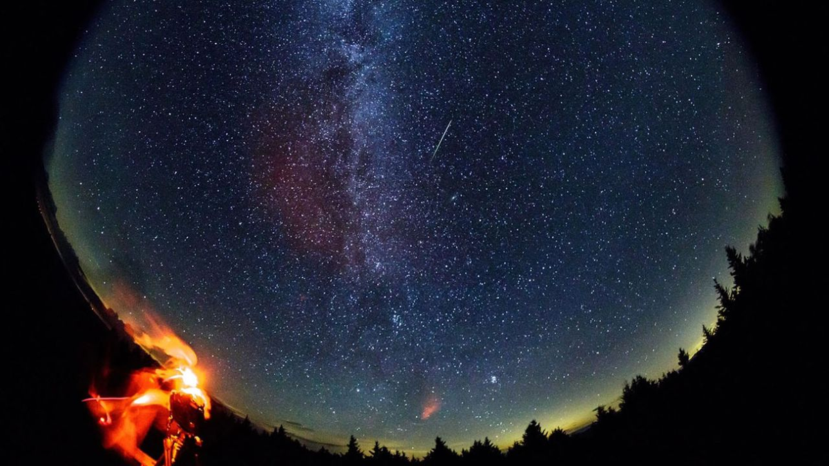 La mejor hora para la observación será después de la medianoche y antes del amanecer. La mejor hora para la observación será después de la medianoche y antes del amanecer.