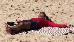 Toto Caputo crucificado en una playa de Brasil. Imagen de 2018. Toto Caputo crucificado en una playa de Brasil. Imagen de 2018.