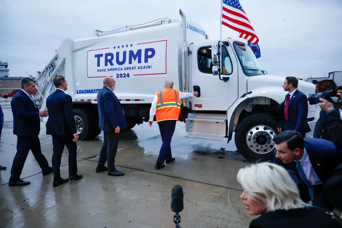 Trump se prepara para realizar una conferencia de prensa desde el interior del colector de basura. Trump se prepara para realizar una conferencia de prensa desde el interior del colector de basura.