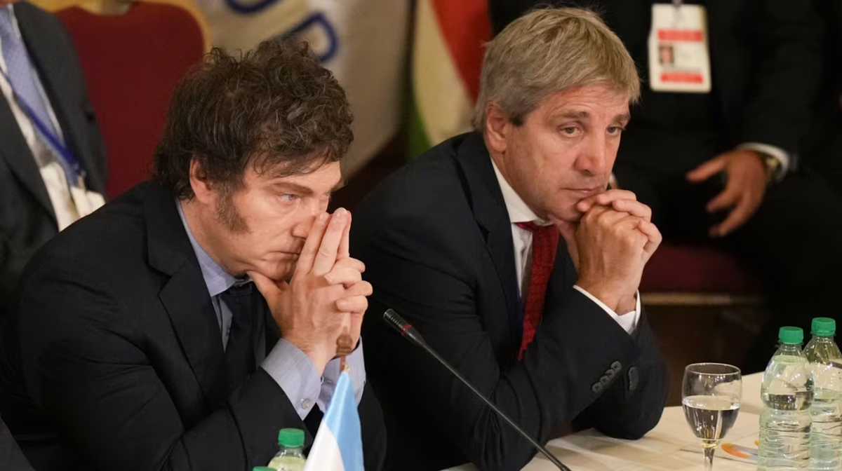 Luis Caputo con Javier Milei, el ministro de Economía le pidió públicamente a los bancos que acepten los dólares del blanqueo a pesar de la falta de reglamentación de la ley. Luis Caputo con Javier Milei, el ministro de Economía le pidió públicamente a los bancos que acepten los dólares del blanqueo a pesar de la falta de reglamentación de la ley.