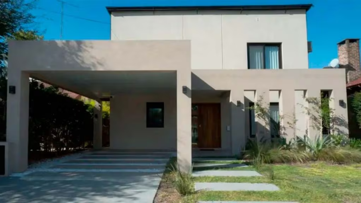 Adorni no explica todavía por qué necesitó que le presten $100 mil dólares para adquirir su casa en Indio Cuá, más reformas de $250 mil, si tenía $500 mil en el bolsillo. Foto: TN Adorni no explica todavía por qué necesitó que le presten $100 mil dólares para adquirir su casa en Indio Cuá, más reformas de $250 mil, si tenía $500 mil en el bolsillo. Foto: TN