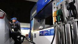 altText(Nuevo aumento: Macri autorizó la suba al impuesto a los combustibles líquidos)}