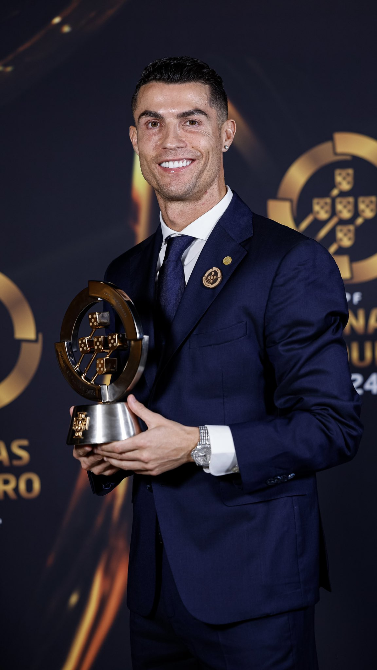 Cristiano y el trofeo "Quinas de Platino" por su trayectoria en la Selección de Portugal. Cristiano y el trofeo "Quinas de Platino" por su trayectoria en la Selección de Portugal.