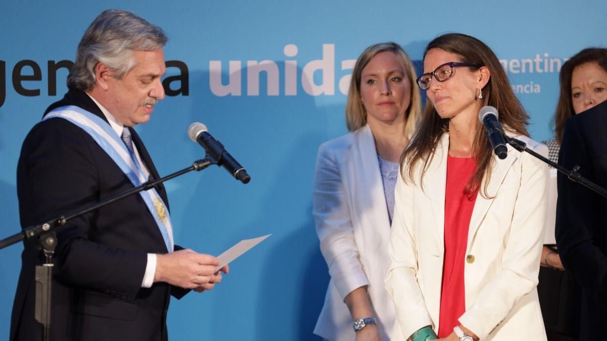 Nace el Ministerio de las Mujeres, Géneros y Diversidad: Alberto Fernández toma el juramento a Elizabeth Gómez Alcorta. Nace el Ministerio de las Mujeres, Géneros y Diversidad: Alberto Fernández toma el juramento a Elizabeth Gómez Alcorta.