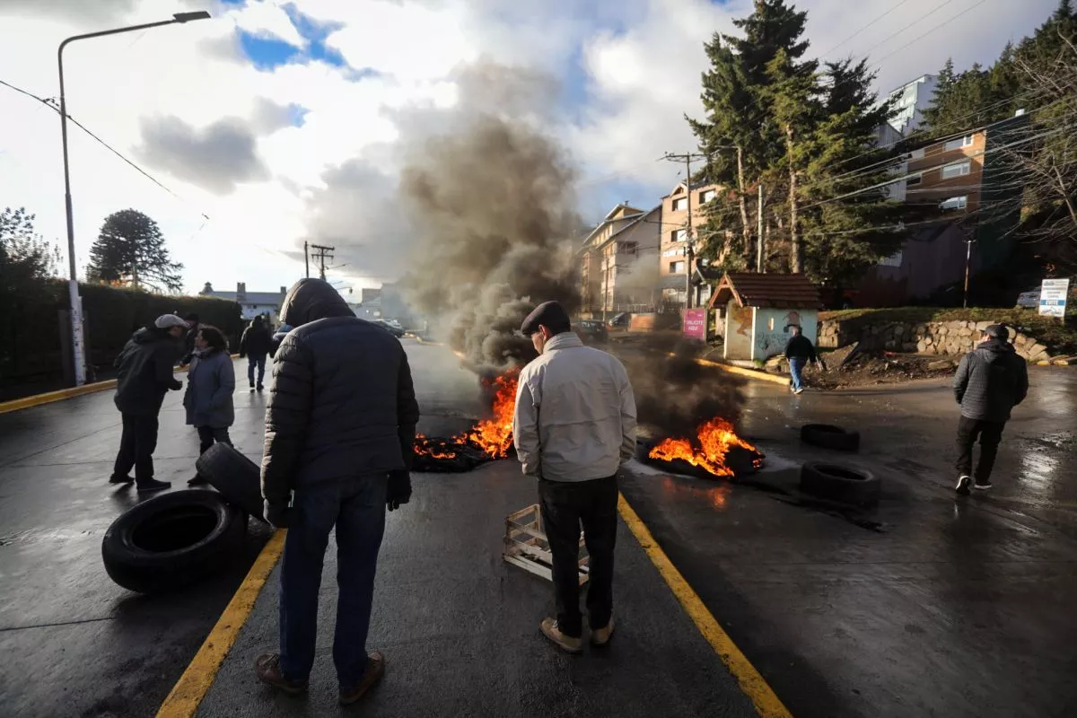 En el ingreso oeste al centro de Bariloche, tambi&eacute;n se quemaron gomas.