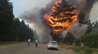Epuyén enfrenta un incendio devastador: Casas destruidas y evacuaciones. Epuyén enfrenta un incendio devastador: Casas destruidas y evacuaciones.