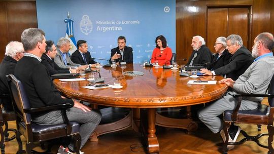 Sergio Massa con los empresarios de transporte automotor en julio pasado cuando intercedió para resolver el lockout patronal. Sergio Massa con los empresarios de transporte automotor en julio pasado cuando intercedió para resolver el lockout patronal.