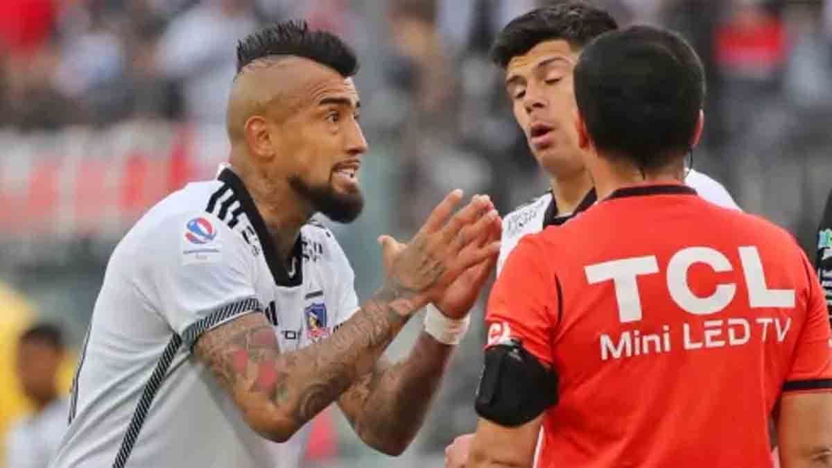 Arturo Vidal protagonizó un nuevo escándalo en Chile tras insultar a un árbitro luego del partido Everton y Colo-Colo, podría recibir un duro castigo. Arturo Vidal protagonizó un nuevo escándalo en Chile tras insultar a un árbitro luego del partido Everton y Colo-Colo, podría recibir un duro castigo.