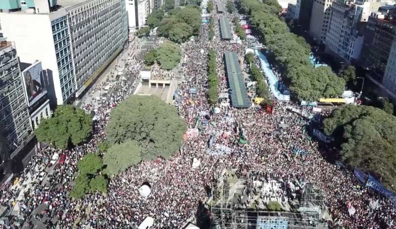 Importante movilización #NoAlFMI en la avenida 9 de Julio de Ciudad de Buenos Aires.