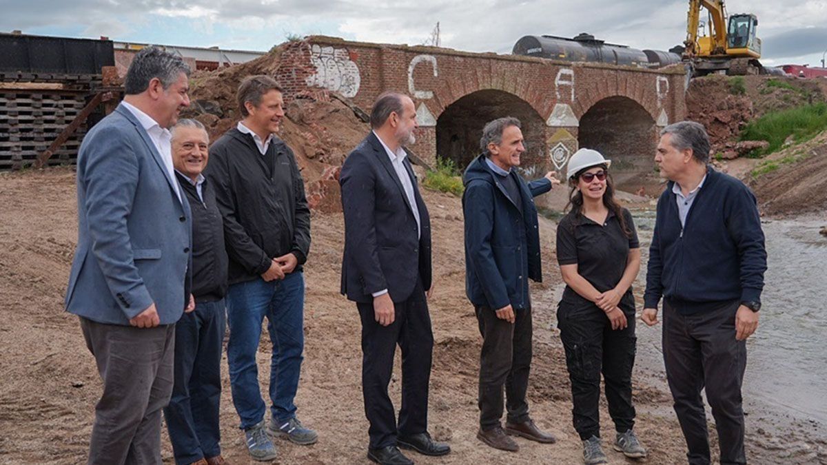 GabrielKatopodis y el intendente de Bahía Blanca, Federico Susbielles, presenciaron lademolición del Puente Don Bosco.
