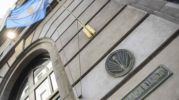 Un decreto de Milei sigue congelando el bono a jubilados y otro le dio a la SIDE unos $26.000 millones