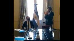 altText(Funcionarios recibieron a Guzmán con aplausos en Casa Rosada (Video))}