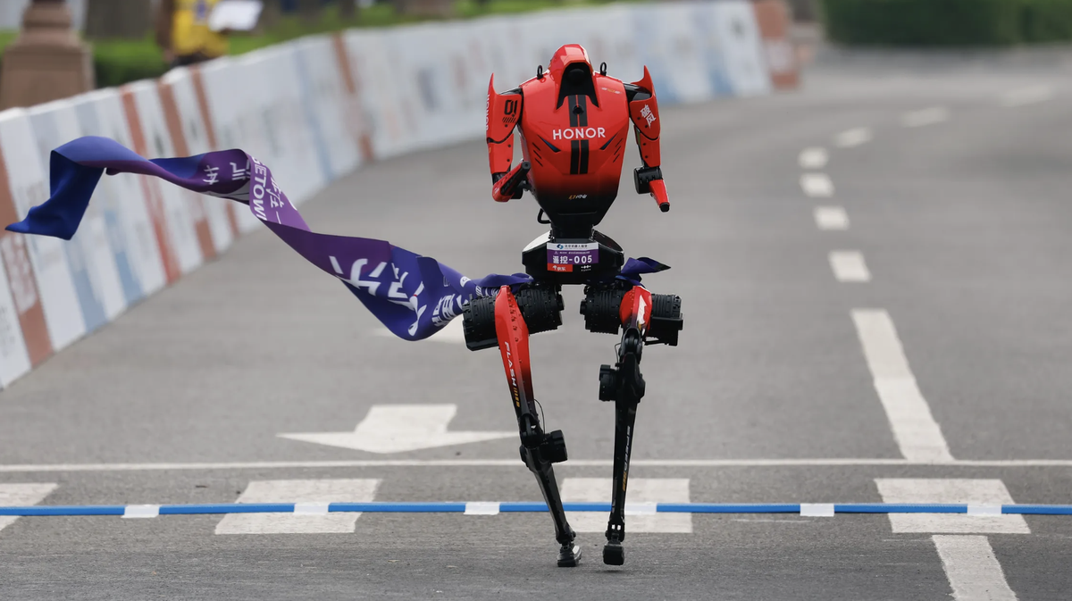 A diferencia de los maratonistas de élite, el robot Blitz mantiene un ritmo constante gracias a algoritmos de equilibrio en tiempo real y un sistema de enfriamiento líquido derivado de la tecnología de smartphones. A diferencia de los maratonistas de élite, el robot Blitz mantiene un ritmo constante gracias a algoritmos de equilibrio en tiempo real y un sistema de enfriamiento líquido derivado de la tecnología de smartphones.
